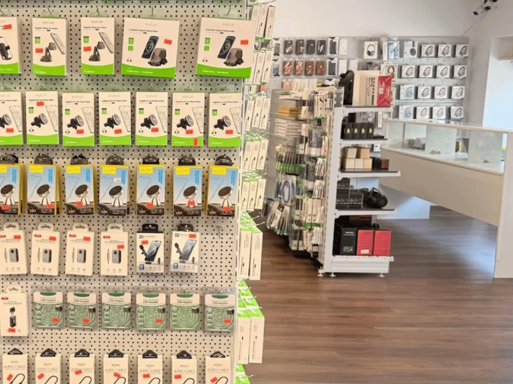 Ein sauberer Techniker-Arbeitsplatz bei phonezone Amriswil mit Spezialwerkzeugen für die präzise Reparatur von iPhones, Samsung-Geräten und Tablets.