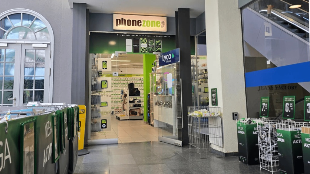phonezone Bern – Eingangsbereich der Filiale mit LycaMobile Banner und aktuellen Angeboten.