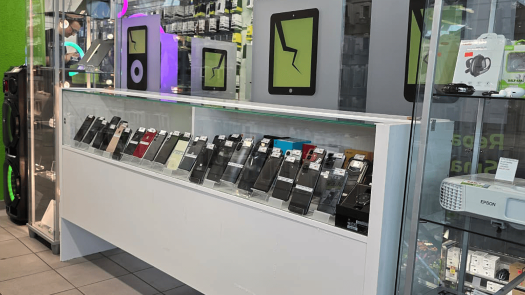 phonezone Bern – Grosse Auswahl an Occasion Smartphones in der Glasvitrine.