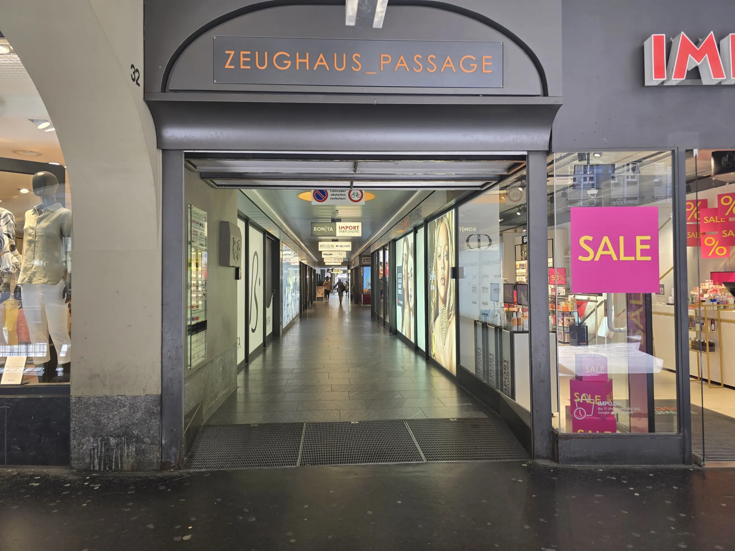Eingang der Zeughaus-Passage in Bern mit Blick auf das PhoneZone Handy-Reparaturgeschäft.
