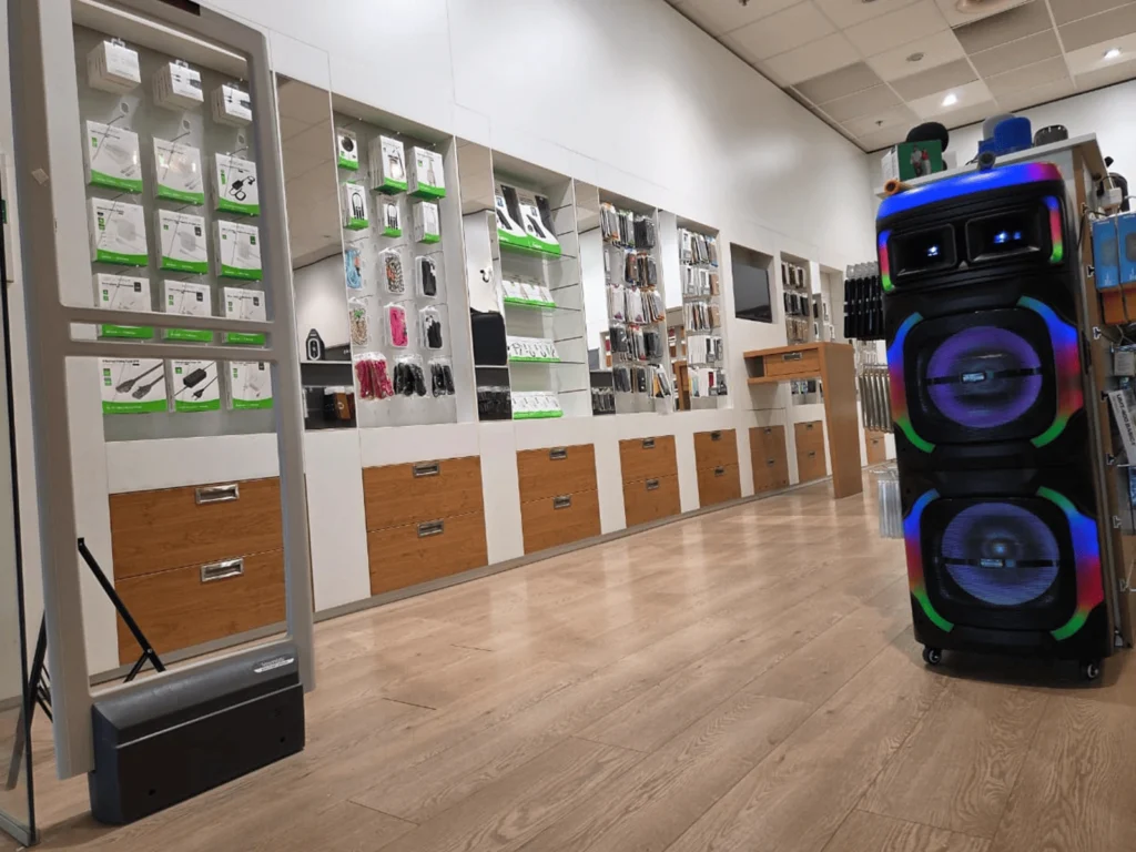 nnenansicht des phonezone Shops in St. Gallen. Die weissen Wandregale präsentieren übersichtlich sortierte Schutzhüllen, Displayschutzfolien und Ladekabel für aktuelle Smartphone-Modelle.
